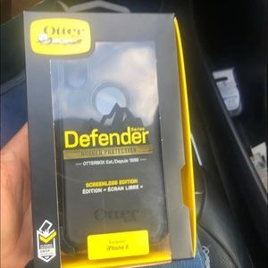 Black iPhone X otterbox